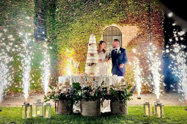 fontane fredde matrimonio torre fornello sposi belli che fanno taglio della torta